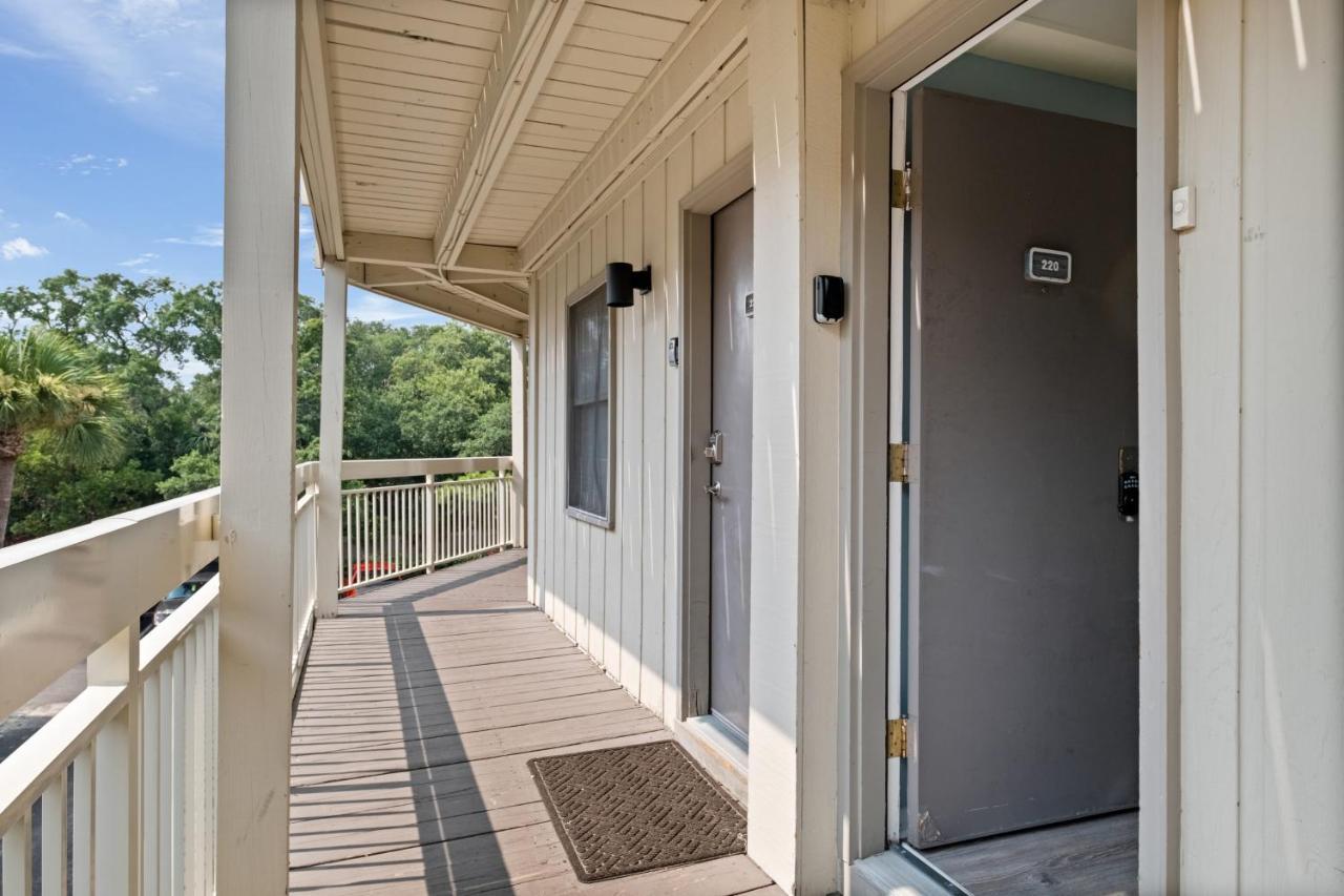 The Breakers #220 Beach Condo, Beautiful Ocean View At Coligny Beach, 4 N Forest Beach Drive Hilton Head, Walk To All Shops Restaurants, Renovated Jan 2024, Vacation Rental Hhi Llc Hilton Head Island Exteriör bild